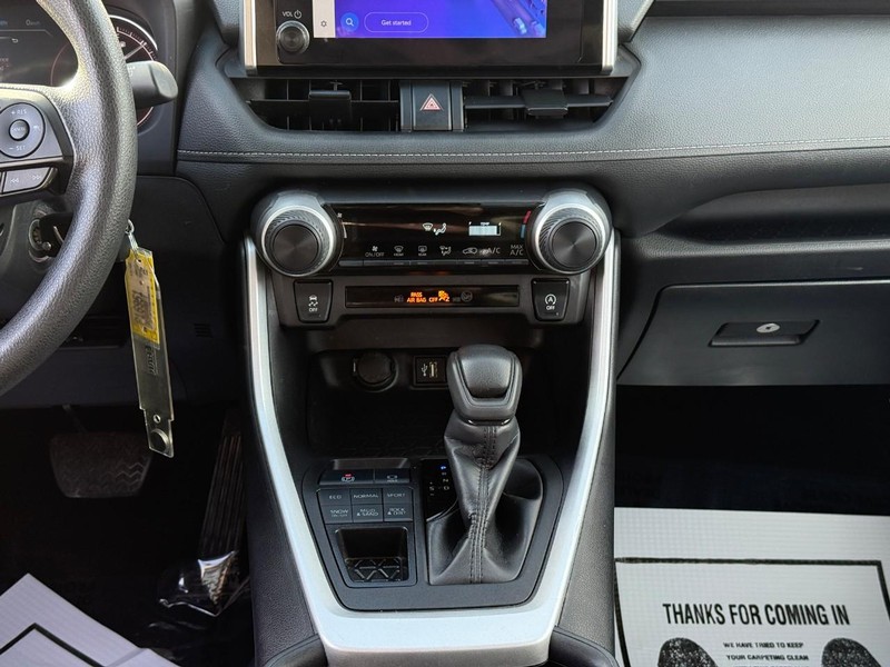 Toyota RAV4 Vehicle Full-screen Gallery Image 15