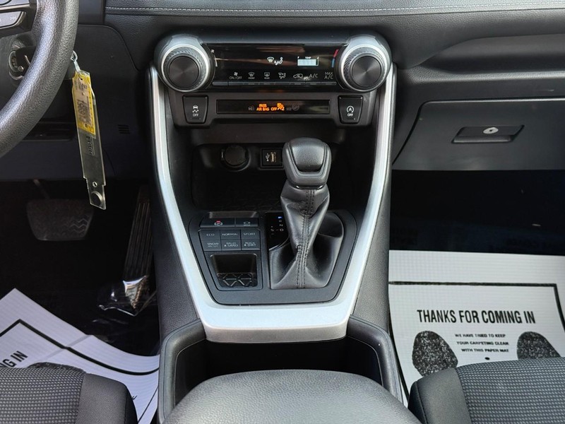 Toyota RAV4 Vehicle Full-screen Gallery Image 16