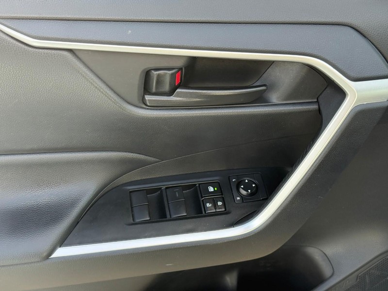 Toyota RAV4 Vehicle Full-screen Gallery Image 17