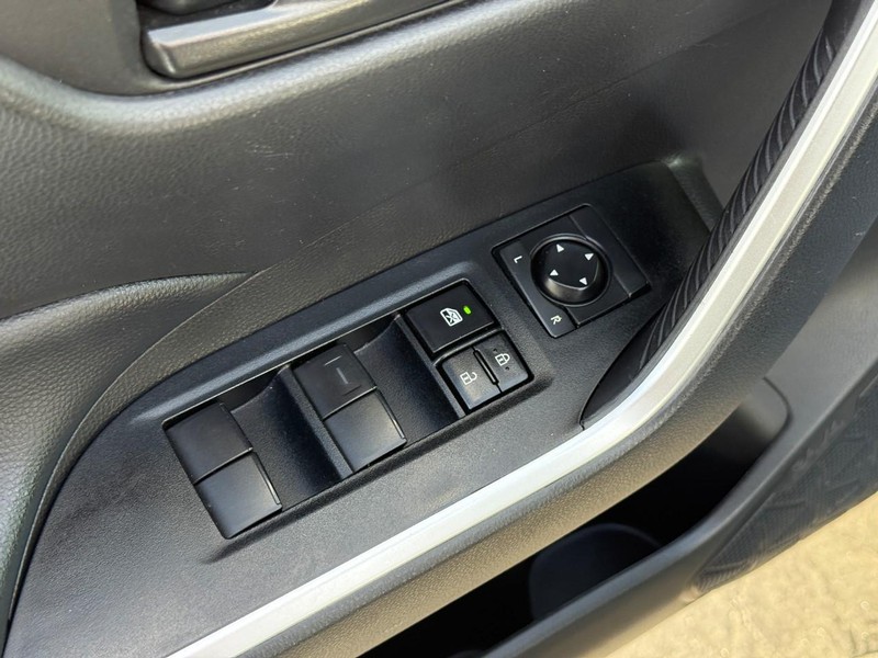 Toyota RAV4 Vehicle Full-screen Gallery Image 18