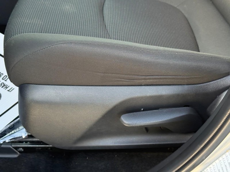 Toyota RAV4 Vehicle Full-screen Gallery Image 20