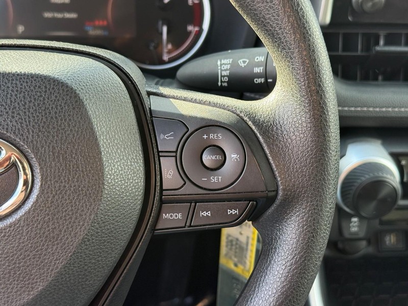 Toyota RAV4 Vehicle Full-screen Gallery Image 22