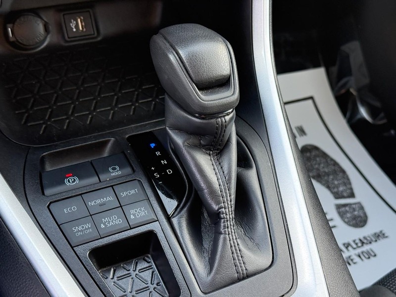 Toyota RAV4 Vehicle Full-screen Gallery Image 24