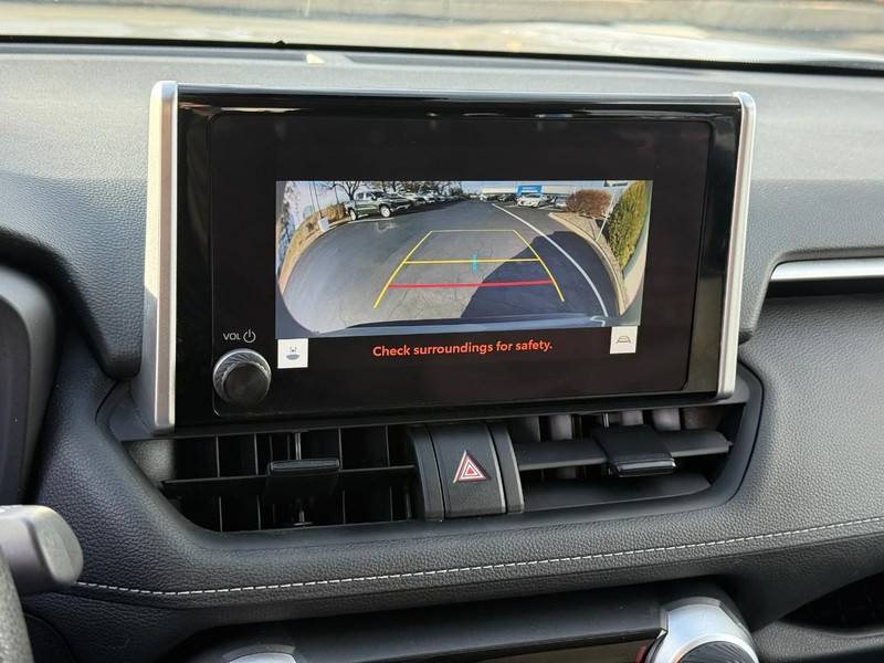 Toyota RAV4 Vehicle Full-screen Gallery Image 25