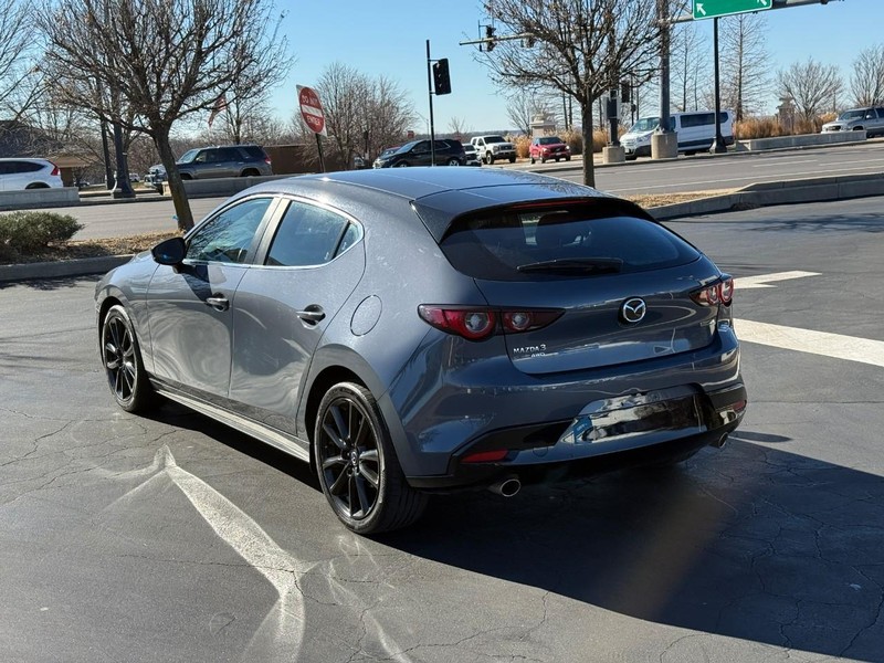 Mazda Mazda3 Hatchback Vehicle Full-screen Gallery Image 3