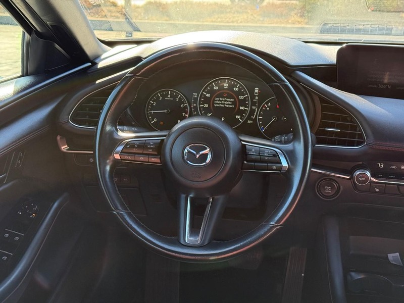 Mazda Mazda3 Hatchback Vehicle Full-screen Gallery Image 12