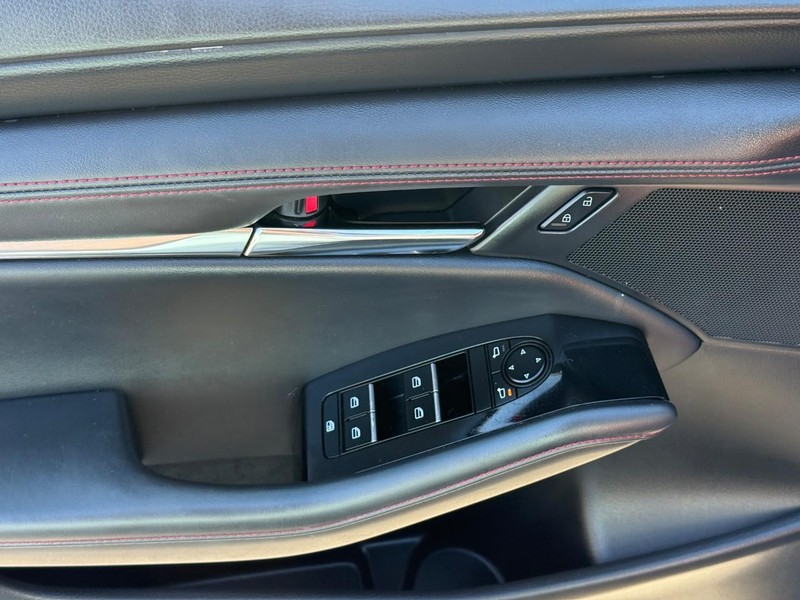 Mazda Mazda3 Hatchback Vehicle Full-screen Gallery Image 15