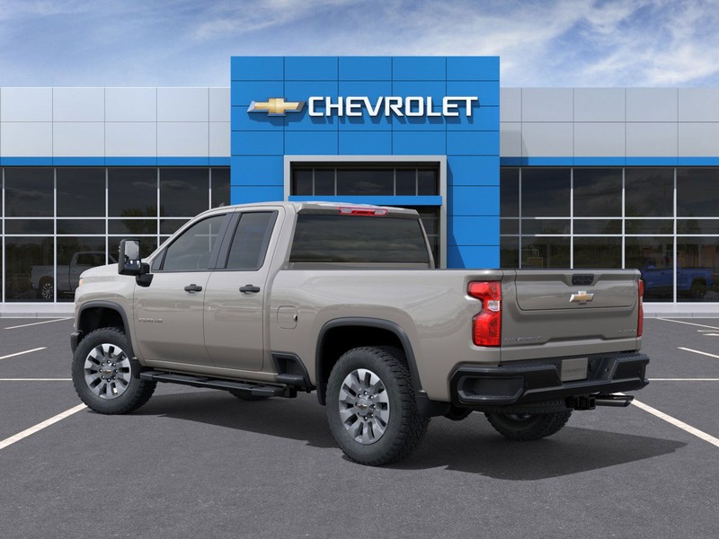 Chevrolet Silverado 2500HD Vehicle Full-screen Gallery Image 3