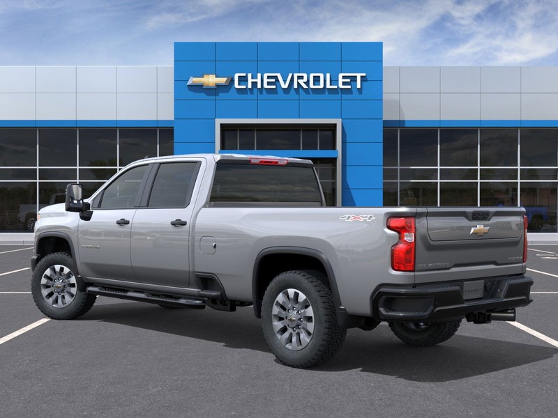 Chevrolet Silverado 2500HD Vehicle Full-screen Gallery Image 3