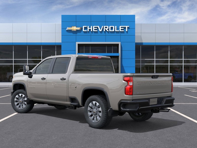Chevrolet Silverado 2500HD Vehicle Full-screen Gallery Image 3