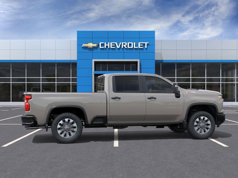 Chevrolet Silverado 2500HD Vehicle Full-screen Gallery Image 5