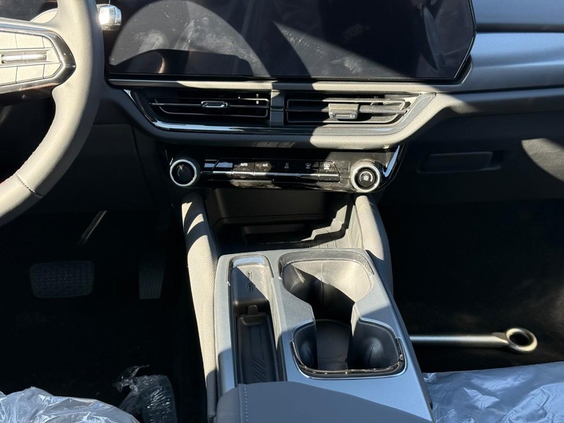 Chevrolet Equinox EV Vehicle Full-screen Gallery Image 9