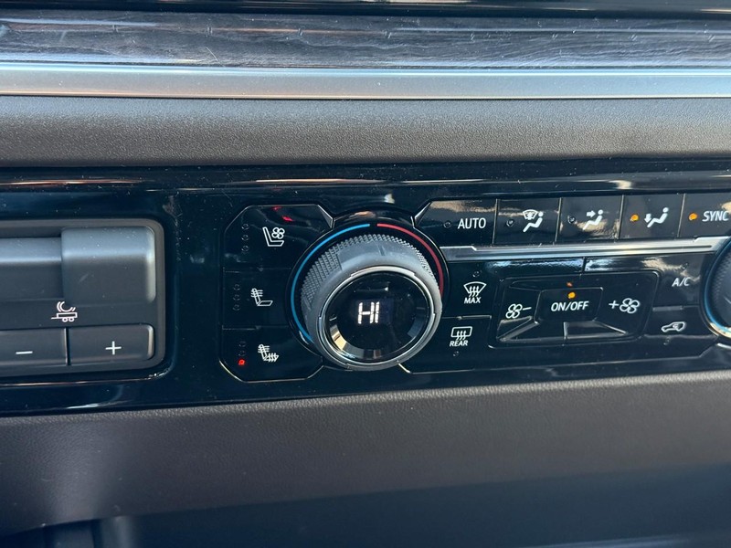 Chevrolet Silverado 1500 Vehicle Full-screen Gallery Image 18