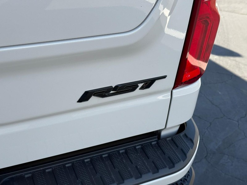 Chevrolet Silverado 1500 Vehicle Full-screen Gallery Image 5