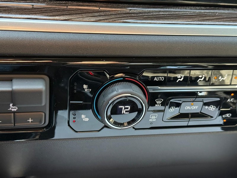 Chevrolet Silverado 1500 Vehicle Full-screen Gallery Image 13