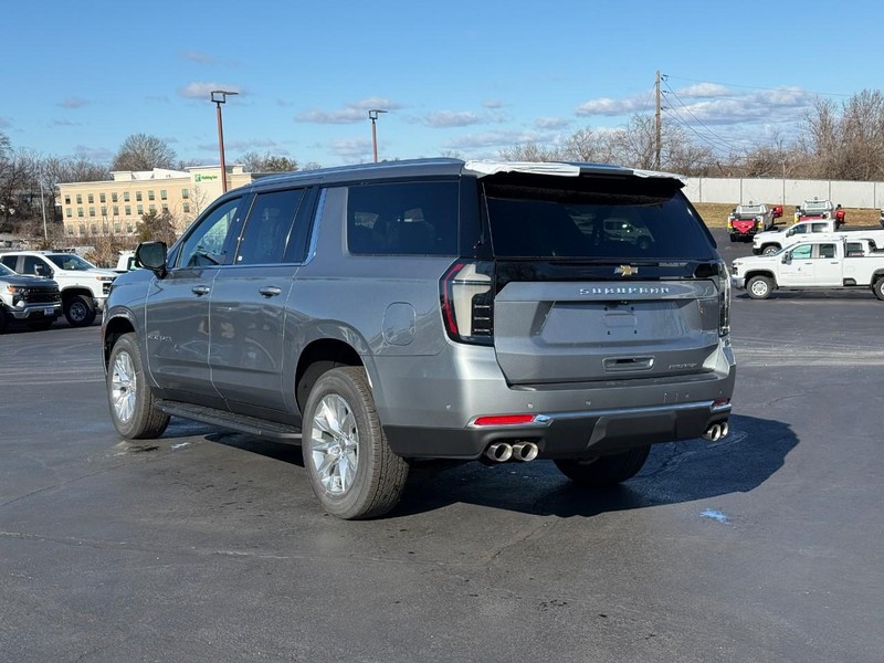 Chevrolet Suburban Vehicle Full-screen Gallery Image 3