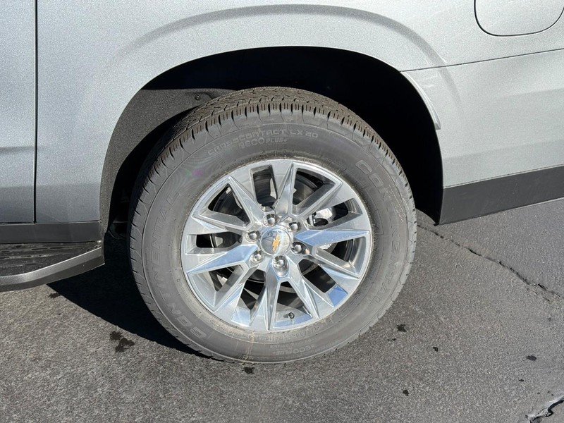 Chevrolet Suburban Vehicle Full-screen Gallery Image 4