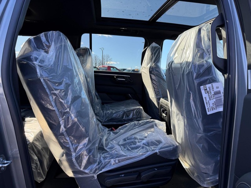 Chevrolet Suburban Vehicle Full-screen Gallery Image 5