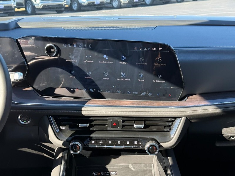 Chevrolet Suburban Vehicle Full-screen Gallery Image 8