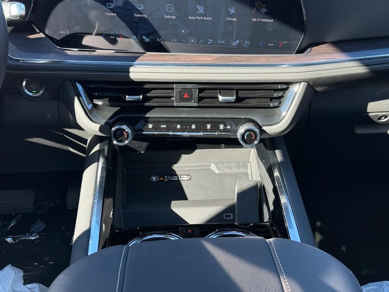 Chevrolet Suburban Vehicle Full-screen Gallery Image 9