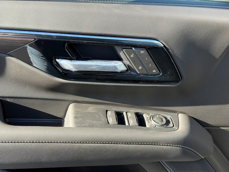 Chevrolet Suburban Vehicle Full-screen Gallery Image 10