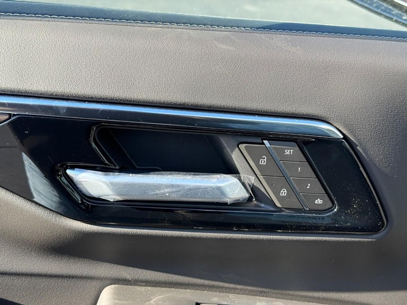 Chevrolet Suburban Vehicle Full-screen Gallery Image 11