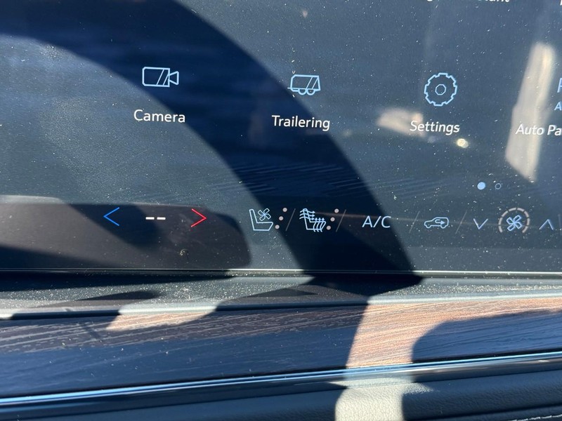 Chevrolet Suburban Vehicle Full-screen Gallery Image 14