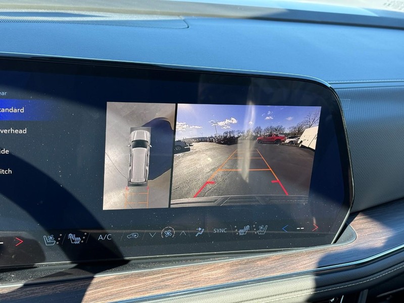 Chevrolet Suburban Vehicle Full-screen Gallery Image 15