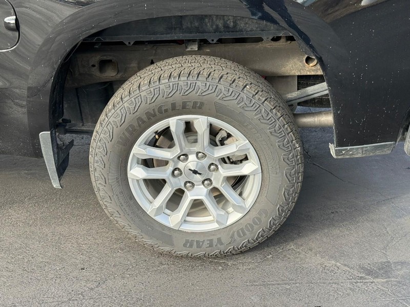 Chevrolet Silverado 1500 Vehicle Full-screen Gallery Image 4