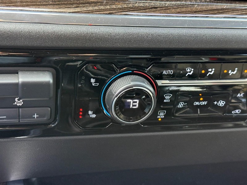 Chevrolet Silverado 1500 Vehicle Full-screen Gallery Image 21