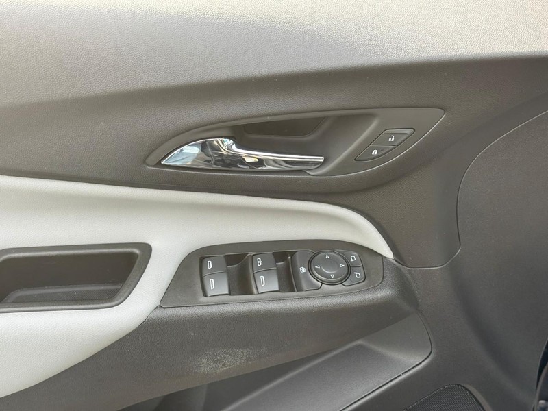 Chevrolet Equinox Vehicle Full-screen Gallery Image 15
