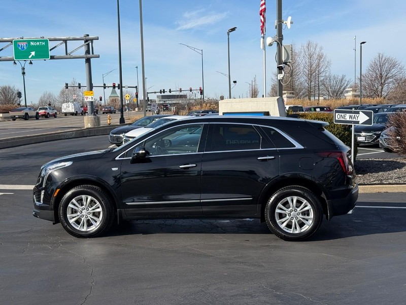 Cadillac XT5 Vehicle Full-screen Gallery Image 02