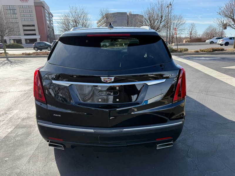 Cadillac XT5 Vehicle Full-screen Gallery Image 07