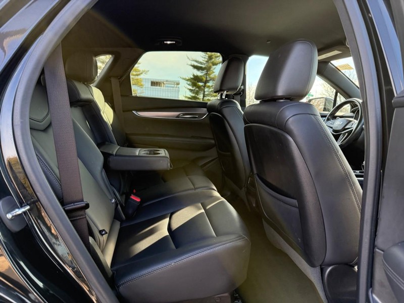 Cadillac XT5 Vehicle Full-screen Gallery Image 11