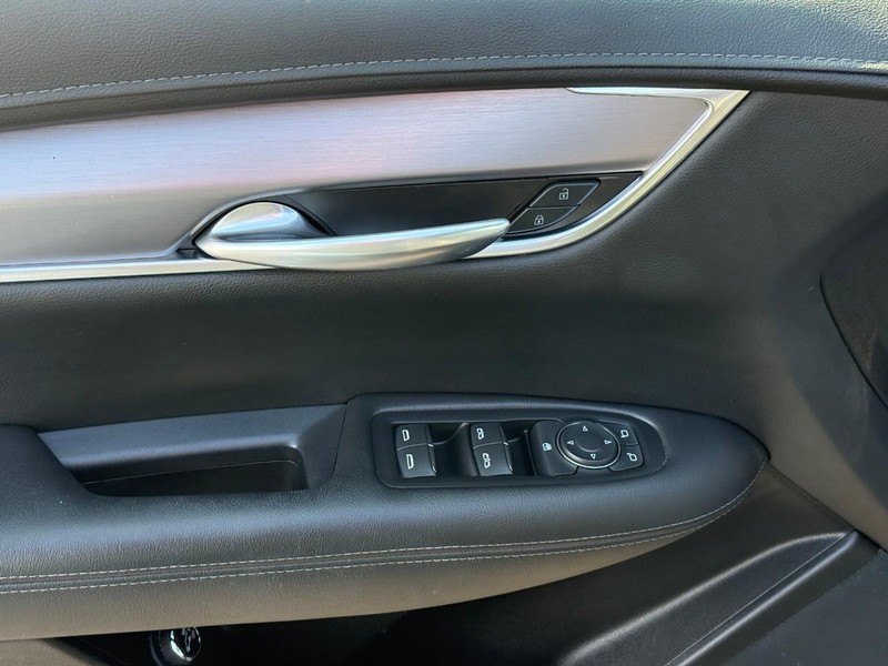 Cadillac XT5 Vehicle Full-screen Gallery Image 17