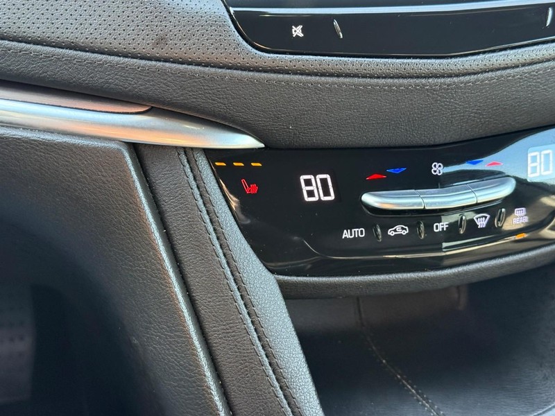 Cadillac XT5 Vehicle Full-screen Gallery Image 24