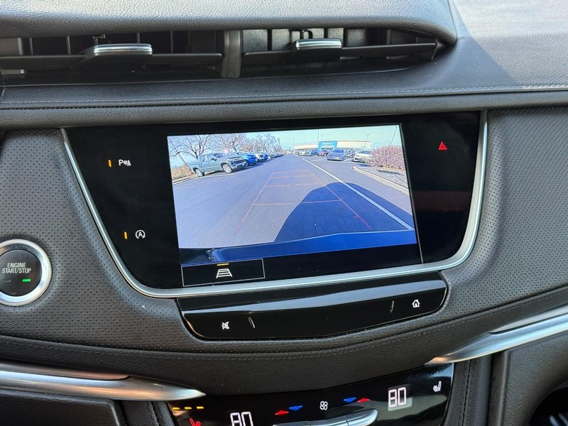 Cadillac XT5 Vehicle Full-screen Gallery Image 25