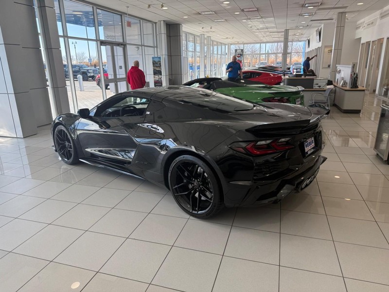 Chevrolet Corvette Vehicle Full-screen Gallery Image 2