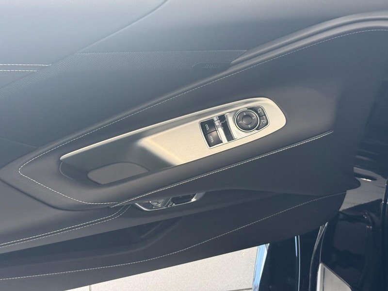 Chevrolet Corvette Vehicle Full-screen Gallery Image 5