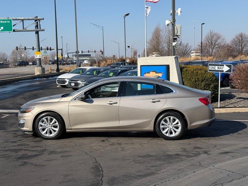 Chevrolet Malibu Vehicle Full-screen Gallery Image 2