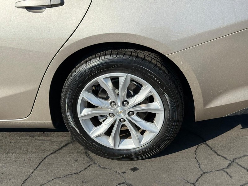 Chevrolet Malibu Vehicle Full-screen Gallery Image 4