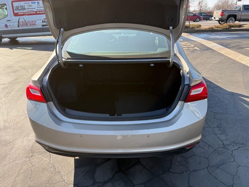 Chevrolet Malibu Vehicle Full-screen Gallery Image 5