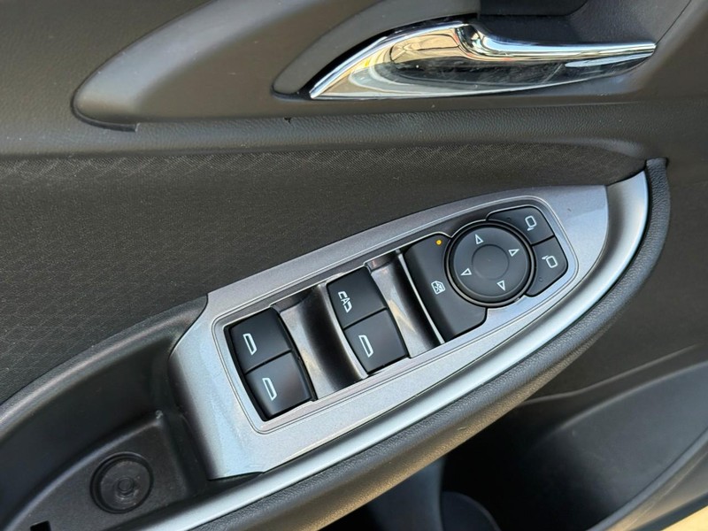 Chevrolet Malibu Vehicle Full-screen Gallery Image 16