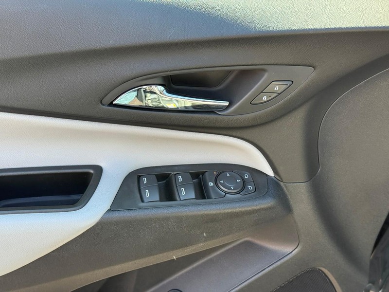 Chevrolet Equinox Vehicle Full-screen Gallery Image 17