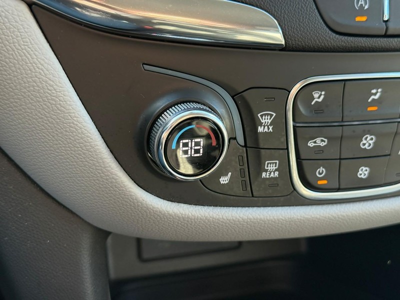 Chevrolet Equinox Vehicle Full-screen Gallery Image 23