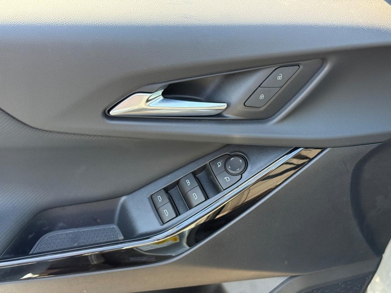 Chevrolet Equinox Vehicle Full-screen Gallery Image 16