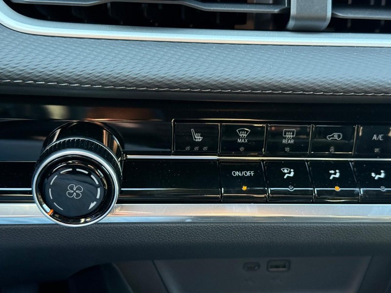 Chevrolet Equinox Vehicle Full-screen Gallery Image 23