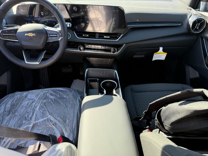Chevrolet Equinox Vehicle Full-screen Gallery Image 12