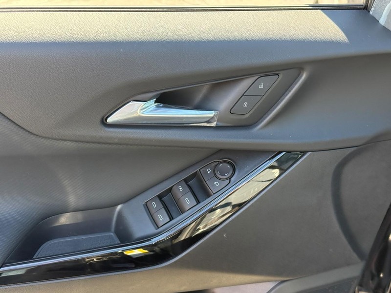 Chevrolet Equinox Vehicle Full-screen Gallery Image 16