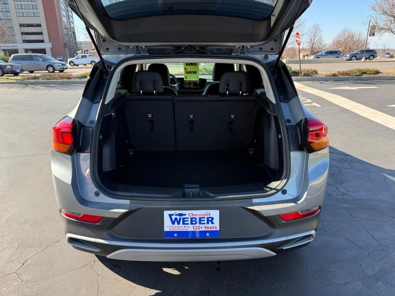 Buick Encore GX Vehicle Full-screen Gallery Image 05